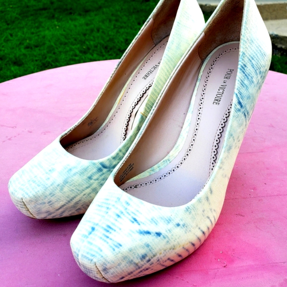 Pour La Victoire Women's Pumps. Heels. Shoe Size 6.5. Great Condition.